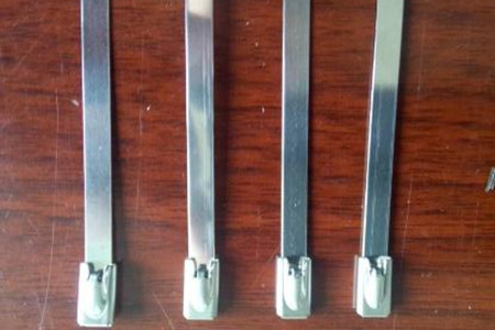 選擇不銹鋼扎帶好還是尼龍?jiān)鷰Ш茫?/></p><p>　　有很多的網(wǎng)友購(gòu)買不銹鋼扎帶，為什么很多客戶青睞于該扎帶呢?它有哪些優(yōu)點(diǎn)呢?</p><p>　　<strong>一、耐熱</strong></p><p>　　在捆扎物品的時(shí)候，對(duì)扎帶的耐熱性能往往有要求，尤其是有些產(chǎn)品需要在高溫環(huán)境中使用，因此如果扎帶的耐溫性能不好，則其在高溫環(huán)境中出現(xiàn)溶化，則會(huì)導(dǎo)致捆扎的東西解散，因此為了確保捆扎的牢固性和安全性，就需要對(duì)扎帶的耐溫性有較高的要求，而不銹鋼本身的耐溫性比較高，因此用這種材質(zhì)生產(chǎn)而成的扎帶也具備耐溫特性。</p><p>　　<strong>二、扎力大</strong></p><p>　　為了更好地避免被捆扎的物品撒落，因此需要選擇扎力大的扎帶就很重要，尤其是價(jià)值比較高的物品，一旦在捆扎后出現(xiàn)撒落之后，便有可能造成物品損壞，給客戶帶來(lái)不小的損失，而不銹鋼制作的扎帶具被很大的扎力，用它來(lái)捆扎物品比較的放心。</p><p style=