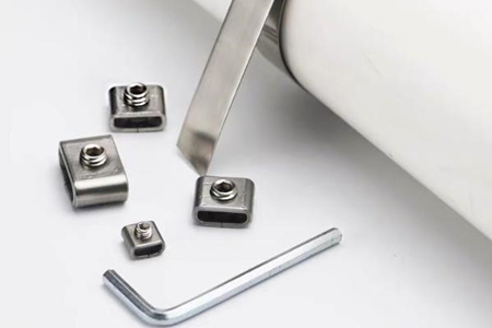 自鎖式不銹鋼扎帶采用卡扣設(shè)計(jì)，扎力更強(qiáng)！ 圖1