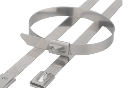 自鎖式不銹鋼扎帶采用卡扣設(shè)計(jì)，扎力更強(qiáng)！ 圖2